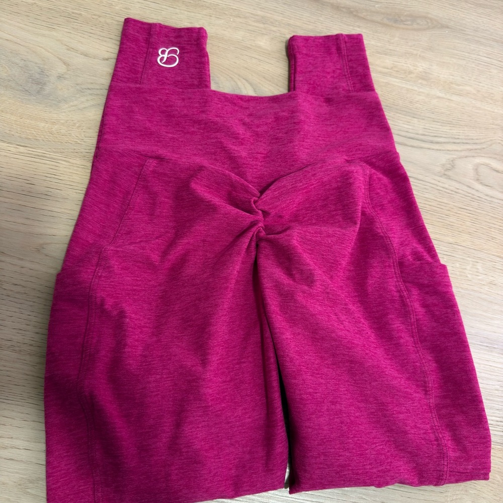 Bombshell Sportswear V waist leggings size small pink